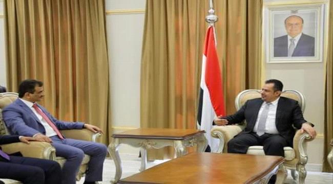 رئيس الوزراء يشيد بجهود محافظ عدن احمد لملس 