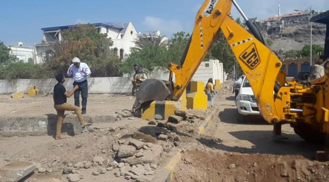 مأمور التواهي يوجه برفع الجاهزية ويتابع أعمال تصفية قنوات تصريف مياه الأمطار والسيول في المديرية