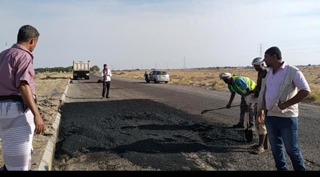 لحج : المؤسسة العامة لصيانة الطرق والجسور تدشن ردم الحفريات والتشققات بخط دار سعد "الحسيني_العند"
