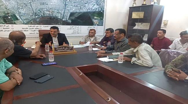 مدير المنصورة يناقش الإجراءات والضوابط الكفيلة بتنمية الإيرادات المالية للمديرية