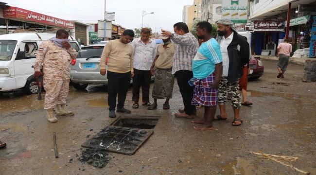 مدير عام الشيخ عثمان يتفقد اعمال الصيانة لمناهل تصريف مياة الامطار بالمديرية 