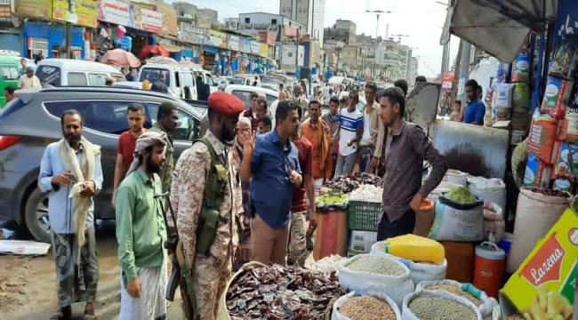 عدن : مدير الشيخ عثمان يطلع على اوضاع الاسواق وتنظيم المفارش 