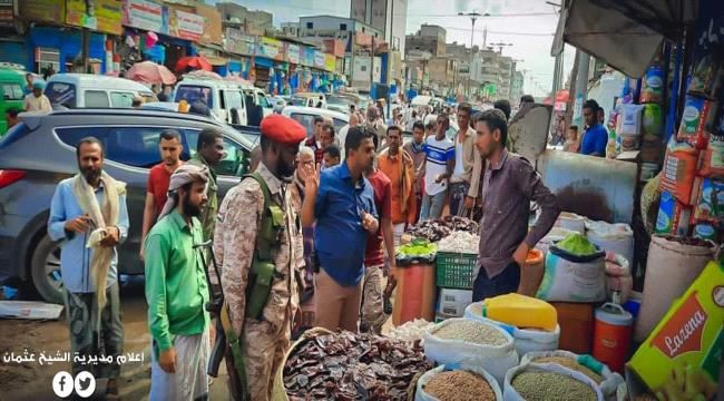 مدير عام الشيخ عثمان معاوية يطلع على أوضاع الأسواق وتنظيم المفارش