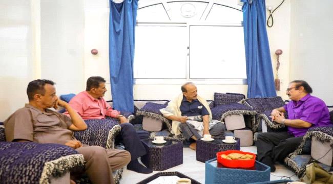 السفير قاسم عسكر يزور المناضل اللواء حسين علي هيثم ويطمئن على صحته