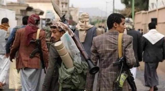 صنعاء:مسئول حوثي يقوم بإهانة شيوخ قبائل في المدينة ويهدد باعتقالهم