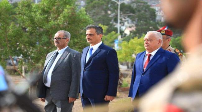 الأمين العام وقيادات المجلس الانتقالي يضعون إكليلا من الزهور على ضريح الشهيد الجنوبي