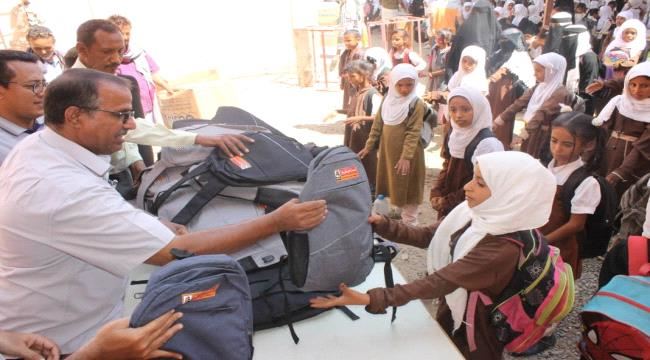 مدير تربية لحج يدشن توزيع الحقيبة المدرسية المقدمة من الشركة الوطنية للأسمنت