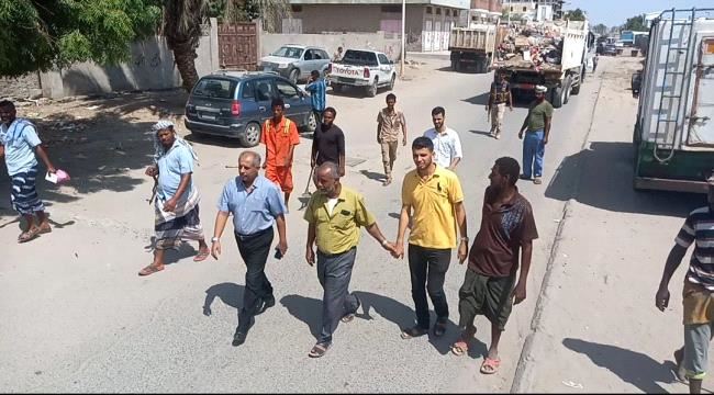 عدن : مدير البريقة يؤكد أهمية تنفيذ حملات النظافة للحفاظ على المظهر الجمالي والوضع البيئي
