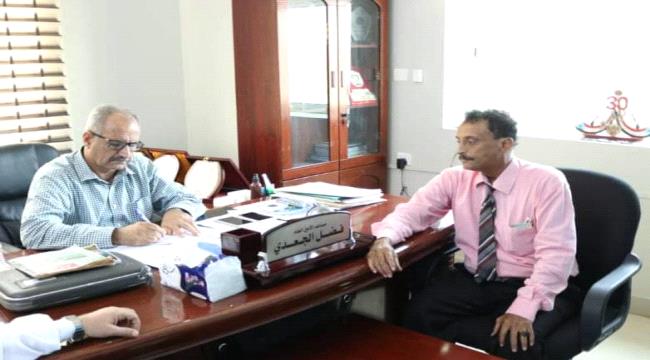 الجعدي يطّلع من الباحث خالد سيف على طبيعة مهام مركز الدراسات والبحوث بالعاصمة عدن