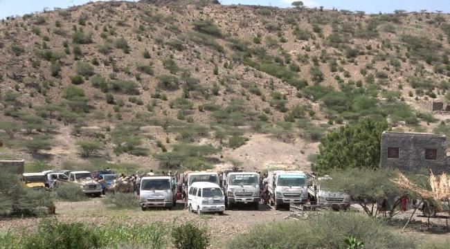 بدعم إماراتي...25 طنا مساعدات غذاٸية تصل قری الوازعية غرب تعز