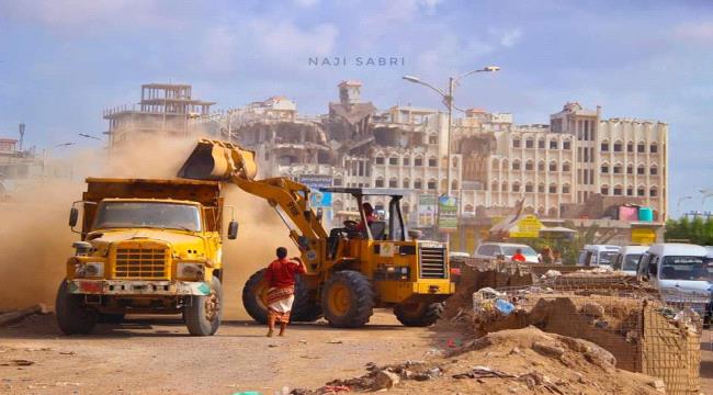 عدن:بدء حملة لازالة الحواجز الترابية والخرسانات من الشوارع والنقاط