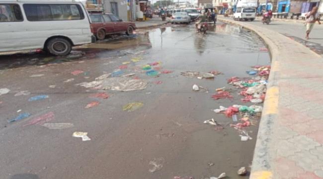 أزمات صرف صحي.. إهمال الشرعية يطفح في الجنوب 