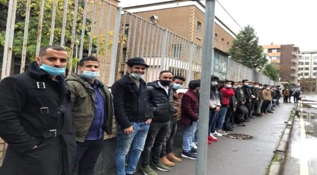 الطلاب المبتعثين يعتصمون أمام السفارة اليمنية بروسيا والسفير يستدعي الشرطة لاعتقالهم 