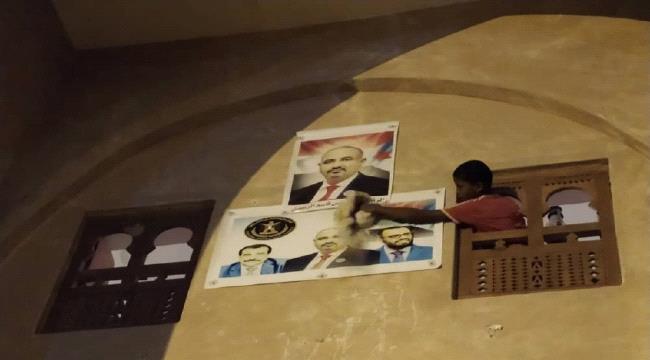 احتفاءًا بذكرى أكتوبر..شباب حضرموت الاحرار بالوادي يرفعون ويرسمون الأعلام الجنوبية وصور القيادة في أحياء ومدن الوادي 