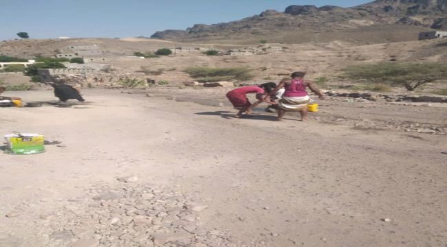 القيادي محمود عادل عباس ينفذ حملة لإصلاح الأضرار في طريق عقبة مريب بمسيمير لحج