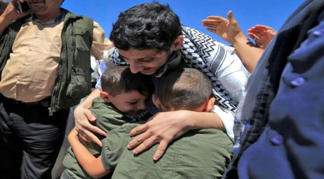 العرب الدولية : تبادل أسرى استعراضي يغطي على فشل غريفيث في إحياء مشروع كيري للتسوية في اليمن