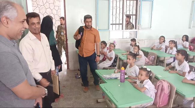 عدن : مدير عام البريقة يشيد بمستوى انضباط الطلاب واستقرار العملية التعليمية بمدارس المديرية