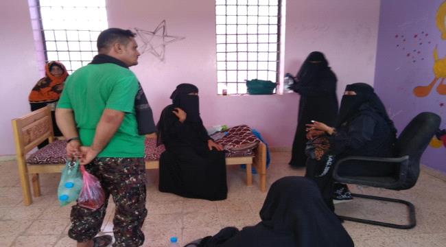 الأمين العام لاتحاد نساء اليمن بأبين تزور السجن المركزي بزنجبار وتتفقد احد النزيلات