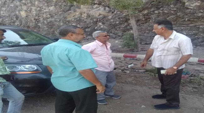 عدن : مدير المعلا يمهل المقاول المنفذ لطريق الحمراء جبل حديد 48 ساعة لاستكمال عملية الدك والسفلتة
