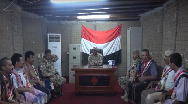 طارق صالح يلتقي الاسرى المفرج عنهم 
