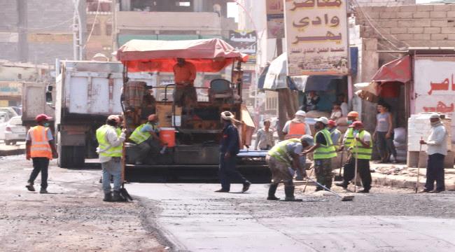 استمرار أعمال مشاريع الصيانة والتأهيل للطرق الرئيسية في عدن