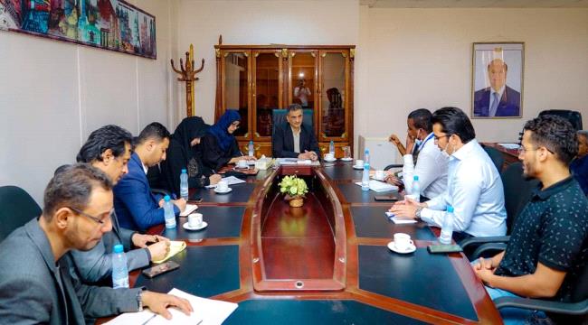محافظ عدن يلتقي مدير منظمة الإغاثة الدولية ويشدد على ضرورة تنظيم عملية النزوح إلى العاصمة 