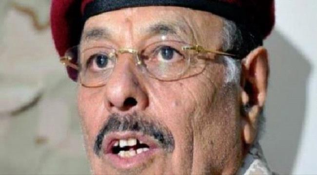 عزل على محسن الاحمر بمناصب دبلوماسية لمرافقيه