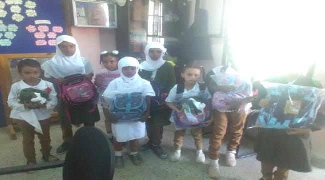 مدرسة الزهراء للبنات بجعار توزع الحقيبة المدرسية والزي المدرسي للطالبات 