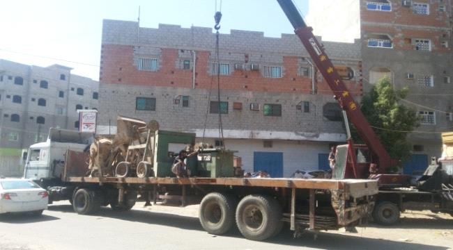 تواصل حملة إزالة العوائق من شوارع منصورة عدن