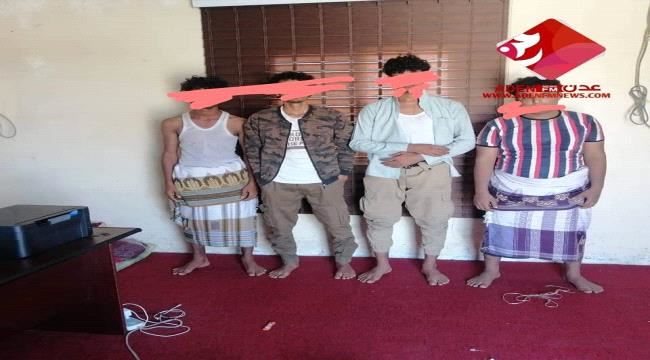 نقطة دوفس بأبين تضبط أشخاص وبحوزتهم عبوة ناسفه
