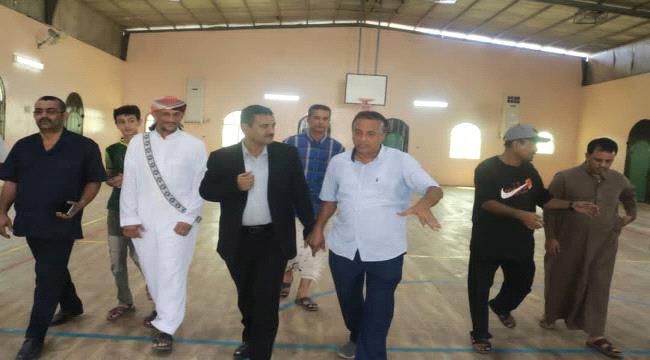 بكلفة بلغت أكثر ( 47 مليون ريال ) ..مدير عام المنصورة يفتتح صالة " أحمد صالح الحيدري " الرياضية بالمديرية