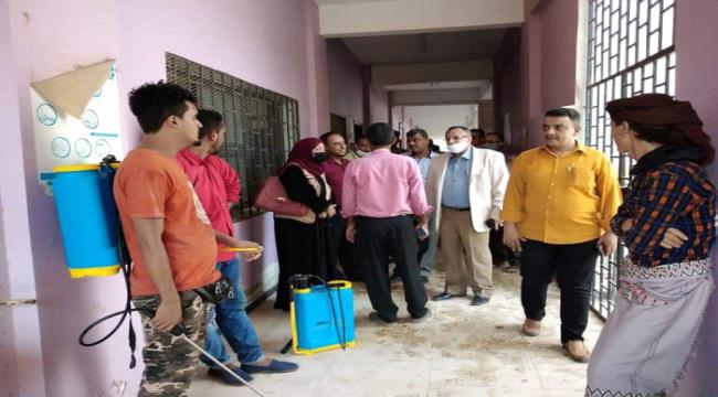 برعاية الانتقالي.. تواصل أعمال التعقيم لمدارس المنصورة بعدن