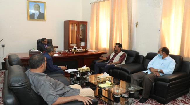 محافظ حضرموت يوقّع عقود مشاريع حيوية في قطاعات الطرق والمياه والجسور بمديريتي حجر وبروم ميفع