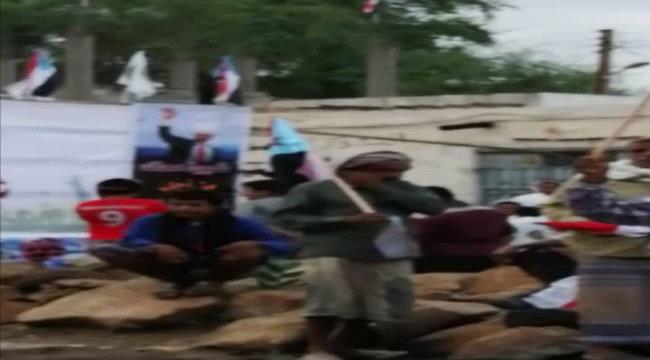 شبوة : أبناء مديرية ميفعة من ساحة الفعالية بمدينة المصينعة  يوجهون رسائل للعالم نحن في الميدان