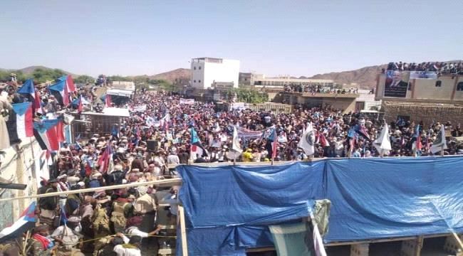 الالاف من ابناء شبوة يحيون فعالية دعا لها المجلس الانتقالي الجنوبي في المحافظة(صور)