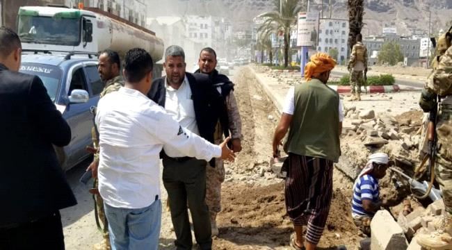 مدير عام مديرية المعلا يشدد على ضرورة زيادة مناهل شبكة تصريف مياه الأمطار بخط جبل حديد