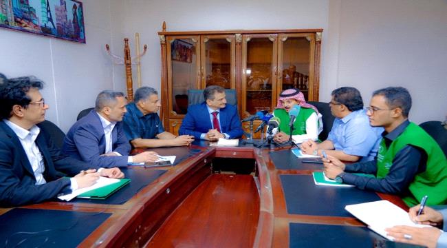 محافظ عدن يناقش آليات تنفيذ مشاريع البرنامج السعودي مع مدير البرنامج السعودي لتنمية وإعمار اليمن