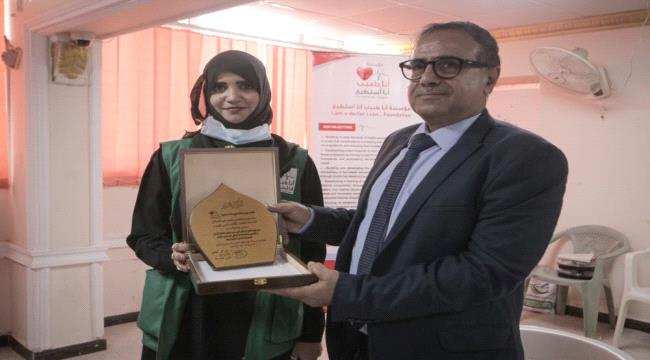 عدن : مؤسسة أنا طبيب أنا استطيع تكرم رئيس الجامعة وعدد من المساهمين في انجاح جلسات الدعم النفسي والاجتماعي 