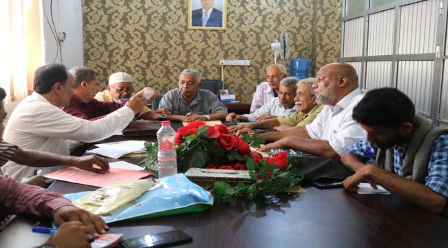 عدن : محلي الشيخ عثمان يفتح مظاريف لمناقصتين لمشروعي ترصيف و بناء مظلة لثانوية البنات 
