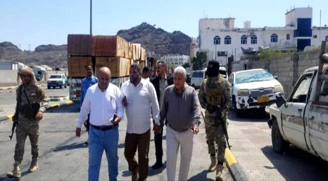 بتوجيهات من محافظ #عدن .. البدء بفتح الطرقات الفرعية بـ #المعلا دكة بعد إغلاق دام لسنوات