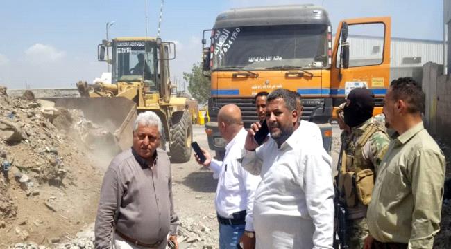 بتوجيهات من محافظ عدن ... البدء بفتح الطرقات الفرعية بالمعلا دكة بعد إغلاق دام لسنوات 