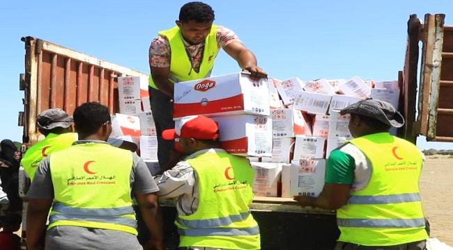 بدعم إماراتي..هيئة الهلال الأحمر توزع المعونات الغذائية بمخيم الوعرة بالساحل الغربي 