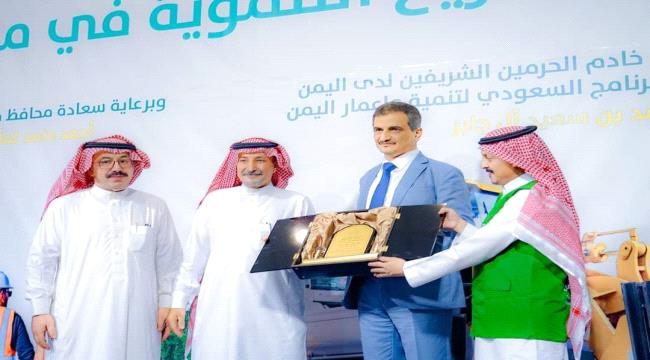 صحفي اخواني: إتفاق الرياض منح الأنتقالي اعتراف رسمي والشرعية ساعدت على شرعنته في عدن