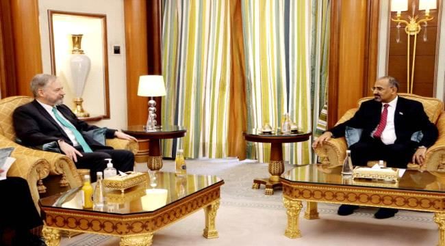 خلال استقباله سفير الولايات المتحدة الأمريكية: الرئيس القائد عيدروس الزُبيدي يشدد على تنفيذ آلية تسريع اتفاق الرياض