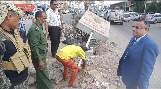 عدن : مدير عام المنصورة يدشن حملة إزالة اللوحات الإعلانية والدعائية المخالفة من شوارع المديرية