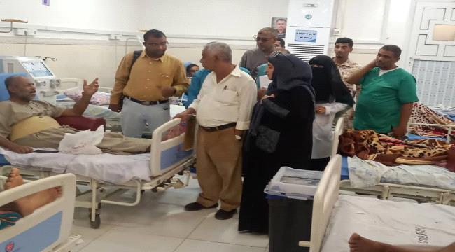 عدن : مدير الشيخ عثمان يتفقد مستشفى الصداقة ويطلع على معانآة و احتياجات المستشفى 