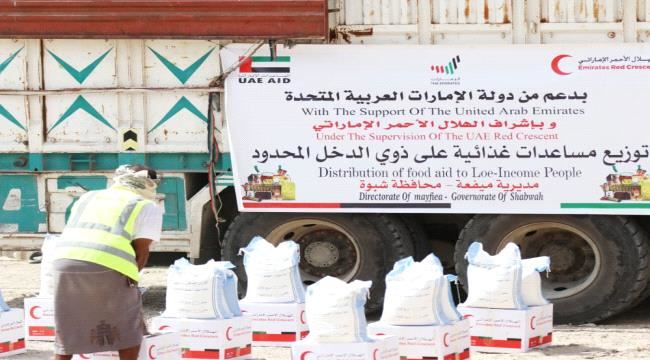 بدعم من دولة الإمارات.."الهلال" يسير قافلة إغاثية لأهالي مدينة عزان بمحافظة بشبوة