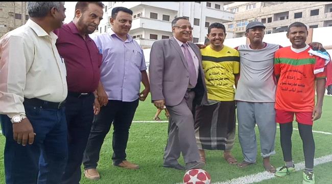 مدير عام المنصورة يفتتح مشروع إعادة تأهيل وتجهيز ملعب نشوان الرياضي الشعبي*