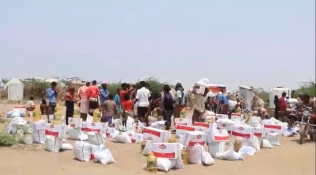 الإمارات تغيث 1200 أسرة يمنية نازحة في الحديدة