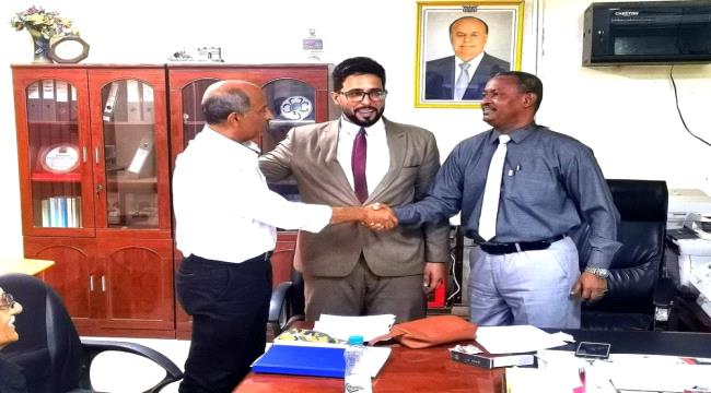 بحضور لجنه من المحافظة..مدير عام مديرية صيرة الجديد يتسلم مهام عمله من السيدو